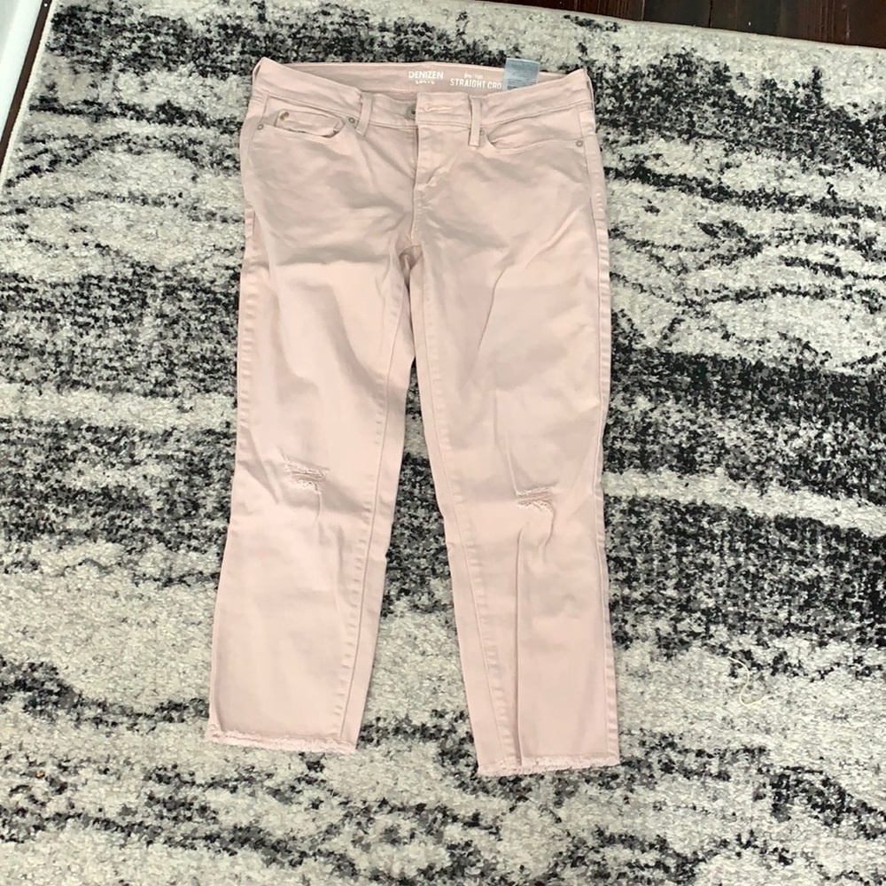 Ripped pink Levi’s capris.